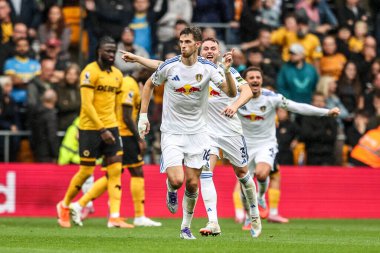 Leeds United takımından Anton Stach, 20 Eylül 2025 tarihinde İngiltere 'nin Wolineux, Wolverhampton, İngiltere' de oynanan Premier League maçında Wolverhampton Wanderers - Leeds United maçında 1-2 'lik galibiyet golünü kutluyor.