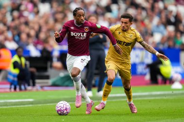 West Ham United 'dan Kyle Walker-Peters ve Crystal Palace' dan Yeremy Pino Premier League maçı sırasında Londra Stadyumu, Londra, İngiltere 'deki West Ham United' a karşı Crystal Palace, 20 Eylül 2025 