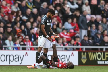 Aston Villa 'dan Tyrone Mings, Premier Lig karşılaşmasında Sunderland - Aston Villa Stadyumu, Sunderland, İngiltere' de 20 Eylül 2025 'te oynanan karşılaşmada Sunderland' lı Noah Sadiki 'ye kramp konusunda yardım ediyor.