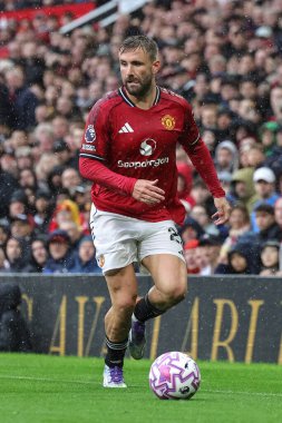 Manchester United takımından Luke Shaw, Manchester United ile Chelsea maçında 20 Eylül 2025 'te Old Trafford, Manchester, İngiltere' de oynanan karşılaşmada topa vurdu.
