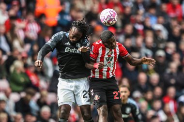 Aston Villa 'dan Evann Guessand ve Sunderland' dan Noah Sadiki Premier Lig karşılaşmasında Sunderland, Aston Villa 'ya karşı 20 Eylül 2025' de Sunderland Stadyumu 'nda yüksek top mücadelesi verdiler. 