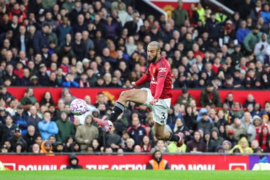 Manchester United, Manchester United 'ın Chelsea' ye karşı 20 Eylül 2025 'te oynadığı Premier League maçında topu Manchester United' tan Noussair Mazraoui kontrol ediyor. 