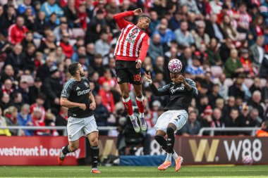 Sunderland 'dan Wilson Isidor, 20 Eylül 2025' te İngiltere 'nin Sunderland kentinde oynanan Premier League maçında Sunderland-Aston Villa maçında yüksek topu kazanmak için sıçradı.