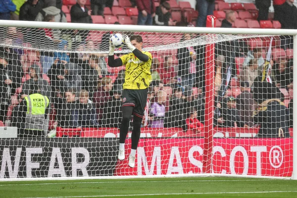 Sheffield United takımından Michael Cooper, 20 Eylül 2025 'te Sheffield Lane, Sheffield, İngiltere' de Sheffield United ve Charlton Athletic maçında maç öncesi ısınma maçında... 