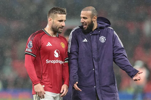 Manchester United takımından Luke Shaw ve Manchester United takımından Noussair Mazraoui, Manchester United 'ın 20 Eylül 2025' te Old Trafford, Manchester, İngiltere 'de Chelsea' ye karşı oynadığı Premier League maçında 2-1 'lik galibiyeti kutladılar. 