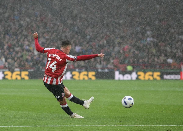 Sheffield United takımından Harrison Burrows, Sheffield Lane, Sheffield, İngiltere 'de 20 Eylül 2025 tarihinde Sheffield United ve Charlton Athletic maçında topu geçiyor. 