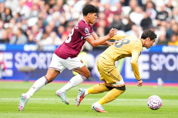West Ham United 'dan Mateus Fernandes ve Crystal Palace' dan Daichi Kamada Premier League maçı sırasında Londra Stadyumu 'nda West Ham United' a karşı Crystal Palace, 20 Eylül 2025 