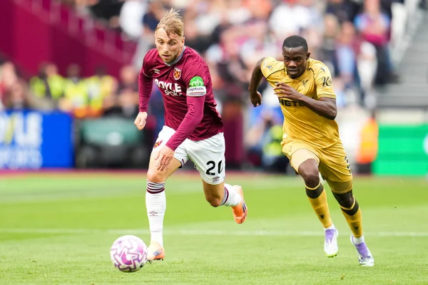 West Ham United 'dan Jarrod Bowen ve Crystal Palace' dan Tyrick Mitchell Premier League maçı sırasında Londra Stadyumu 'nda West Ham United' a karşı Crystal Palace, 20 Eylül 2025 