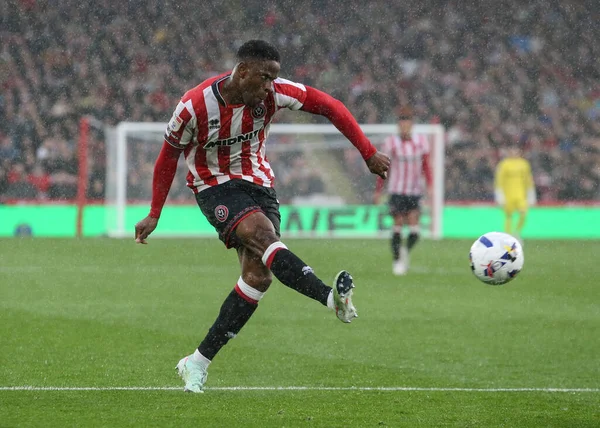 Sheffield United takımından Chiedozie Ogbene 20 Eylül 2025 'te Bramall Lane, Sheffield, İngiltere' de Sheffield United ve Charlton Athletic maçında topu geçiyor.