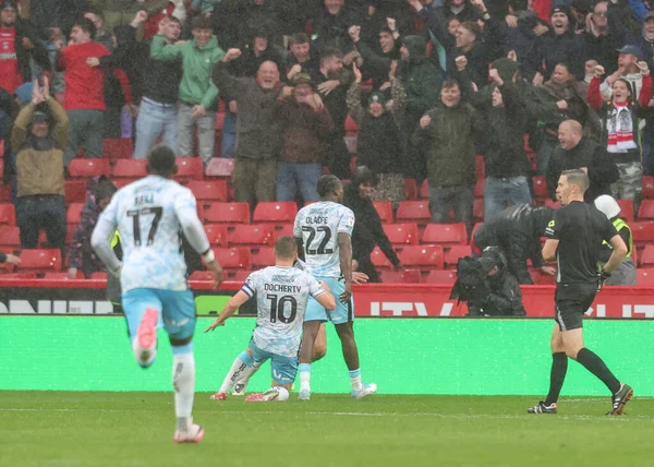 Charlton Athletic takımından Isaac Olaofe, 20 Eylül 2025 'te İngiltere' nin Sheffield Lane kentinde oynanan ve Sheffield United 'ın Charlton Athletic' e karşı oynadığı maçta 0-1 kazanma golünü kutluyor. 