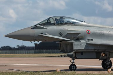 Bir İtalyan Hava Kuvvetleri Eurofighter 'ı Typhoon FGR Mk4 taksileri, 22 Eylül 2025' te RAF Coningsby, Coningsby, Birleşik Krallık 'ta bir uçuş eğitim gününde geri tepti.