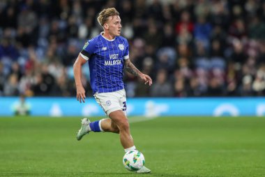 Cardiff City 'den Isaak Davies Carabao Kupası 3. raundda topu ayaklarının dibine aldı Burnley, Cardiff City' e karşı Turf Moor, Burnley, İngiltere, 23 Eylül 2025