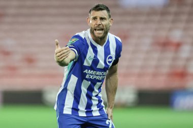 Brighton & Hove Albion 'dan James Milner, 23 Eylül 2025' te Oakwell, Barnsley, İngiltere 'de oynanan Carabao Kupası 3. tur karşılaşmasında takımına talimat verdi. 