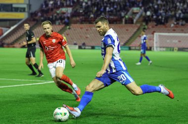 Brighton & Hove Albion takımından James Milner, 23 Eylül 2025 'te Oakwell, Barnsley, İngiltere' de oynanan Carabao Kupası 3. Raundda Barnsley - Brighton ve Hove Albion maçında topu çaprazladı. 