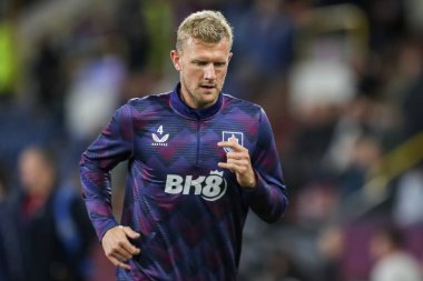 Burnley 'den Joe Worrall, 23 Eylül 2025' te Burnley 'nin Cardiff City' e karşı oynadığı Carabao Kupası 3. raundunun öncesinde ısınıyor.