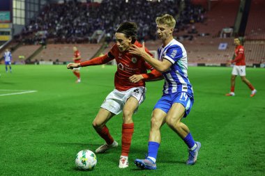 Barnsley 'li Mael de Gevigney, Brighton & Hove Albion' dan Tom Watson 'ı 23 Eylül 2025' te Oakwell, Barnsley 'de Barnsley ve Hove Albion' a karşı oynanan Carabao Kupası 3. 