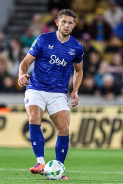 Everton 'dan James Tarkowski Carabao Kupası 3. raundunda Wolverhampton Wanderers, Everton' a karşı Molineux, Wolverhampton, Birleşik Krallık 'ta 23 Eylül 2025