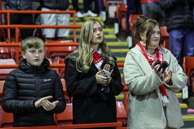 Oyuncular, resmi taraftarlar bugün 92 yaşında vefat eden Harold 'Dickie' yi alkışlıyorlar. Dickie, Barnsley FC 'nin Carabao Kupası 3. raundunda Barnsley' e karşı Brighton ve Hove Albion 'a karşı Oakwell, İngiltere' de oynadığı maçta müebbet hapis cezası aldı.
