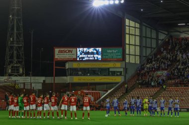 Oyuncular, yetkililer ve taraftarlar, bugün 92 yaşında vefat eden Harold 'Dickie' Bird 'ü alkışlıyorlar. Dickie, İngiltere' nin Oakwell kentinde oynanan Carabao Kupası 3. raundunda Barnsley 'e karşı Brighton ve Hove Albion maçında ömür boyu Barnsley FC taraftarıydı.