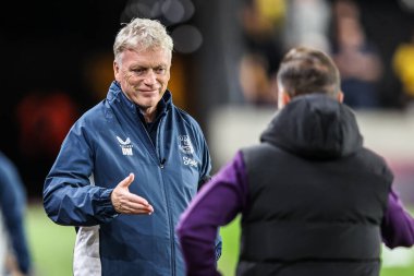 Wolverhampton Wanderers 'ın 23 Eylül 2025' te Molineux, Wolverhampton, Wolverhampton, Birleşik Krallık 'ta oynanan Carabao Cup 3. tur maçından önce Vtor Pereira' nın menajeri David Moyes ile tokalaşıyor. 