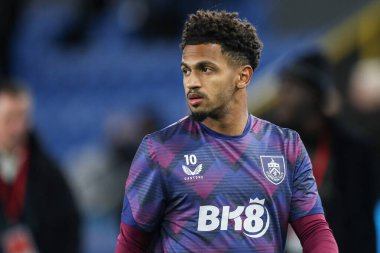 Burnley 'den Marcus Edwards, 23 Eylül 2025' te Burnley-Cardiff City maçında Carabao Kupası 'nda ısınıyor.