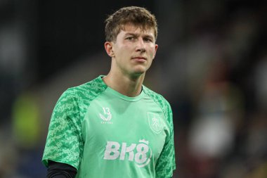 Burnley 'den Max Weib, 23 Eylül 2025' te Burnley 'nin Cardiff City' e karşı oynadığı Carabao Kupası 3. raundunun öncesinde ısınıyor.