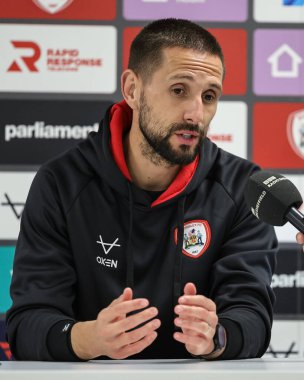 Barnsley 'in Conor Hourihane teknik direktörü, 23 Eylül 2025' te İngiltere 'nin Oakwell kentinde oynanan Carabao Kupası 3. Raundda Barnsley-Brighton ve Hove Albion maçında basın toplantısı düzenledi.