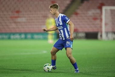 Brighton & Hove Albion takımından Tom Watson, 23 Eylül 2025 'te İngiltere' nin Oakwell kentinde oynanan Carabao Kupası 3. Raundda Barnsley ile Brighton ve Hove Albion maçında topla beraberdi.