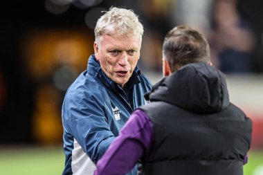 Wolverhampton Wanderers 'ın 23 Eylül 2025' te Molineux, Wolverhampton, Wolverhampton, Birleşik Krallık 'ta oynanan Carabao Cup 3. tur maçından önce Vtor Pereira' nın menajeri David Moyes ile tokalaşıyor.