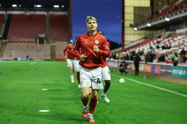Barnsley 'den Luca Connell, Carabao Kupası 3. Raundda oynanan maçta ısınma turunda Barnsley, Brighton ve Hove Albion' a karşı Oakwell, Barnsley, Birleşik Krallık 'ta 23 Eylül 2025