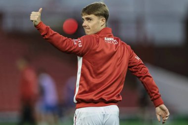 Barnsley 'den Luca Connell, Carabao Kupası 3. Raundda oynanan maçta ısınma turunda Barnsley, Brighton ve Hove Albion' a karşı Oakwell, Barnsley, Birleşik Krallık 'ta 23 Eylül 2025