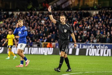 Hakem Craig Pawson, 23 Eylül 2025 'te Wolverhampton, Wolverhampton' a karşı oynanan Carabao Kupası 3. tur maçında penaltı sahasında hentbol çağrısını reddediyor. 