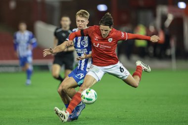 Barnsley 'li Mael de Gevigney, Brighton & Hove Albion' dan Tom Watson 'ı 23 Eylül 2025' te Oakwell, Barnsley 'de Barnsley ve Hove Albion' a karşı oynanan Carabao Kupası 3.