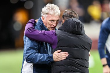Wolverhampton Wanderers 'ın 23 Eylül 2025' te Molineux, Wolverhampton, Wolverhampton, Birleşik Krallık 'ta oynanan Carabao Cup 3. tur maçından önce Vtor Pereira' nın menajeri David Moyes ile tokalaşıyor. 