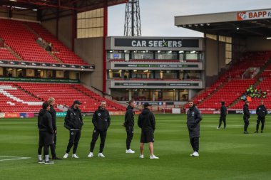 Brighton oyuncuları, 23 Eylül 2025 'te Oakwell, Barnsley, İngiltere' de oynanan Carabao Kupası 3. Raundda Barnsley - Brighton ve Hove Albion maçında sahaya vardıklarında sahada inceleme yapıyorlar. 