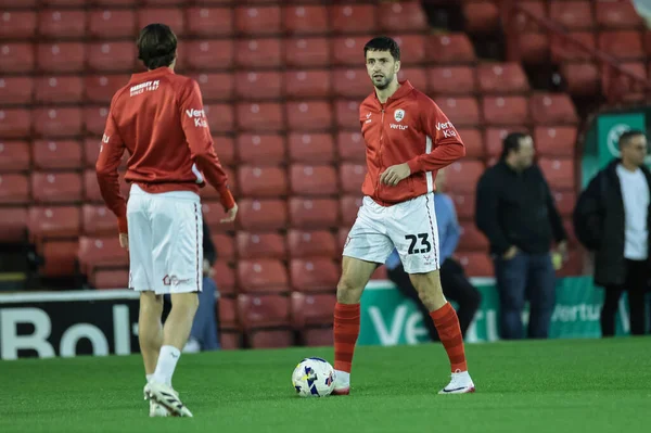 Barnsley 'den Neil Farrugia, Carabao Kupası 3. Raundda oynanan Barnsley-Brighton ve Hove Albion maçında maç öncesi ısınma oturumunda Oakwell, Barnsley, İngiltere' de 23 Eylül 2025 