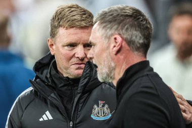 Newcastle United 'ın Eddie Howe teknik direktörü, Carabao Cup 3. raundunda Newcastle United ile Bradford City, Newcastle' da oynanan maçtan önce Bradford City 'nin Graham Alexander teknik direktörü ile el sıkışıyor. 