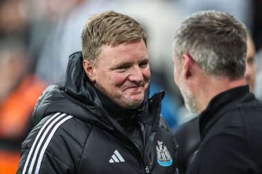 Newcastle United 'ın Eddie Howe teknik direktörü, Carabao Cup 3. raundunda Newcastle United ile Bradford City, Newcastle' da oynanan maçtan önce Bradford City 'nin Graham Alexander teknik direktörü ile el sıkışıyor. 