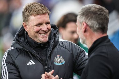 Newcastle United 'ın Eddie Howe teknik direktörü, Carabao Cup 3. raundunda Newcastle United ile Bradford City, Newcastle' da oynanan maçtan önce Bradford City 'nin Graham Alexander teknik direktörü ile el sıkışıyor.