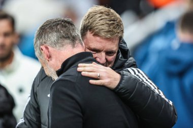 Newcastle United 'ın Eddie Howe teknik direktörü, Carabao Cup 3. raundunda Newcastle United ile Bradford City, Newcastle' da oynanan maçtan önce Bradford City 'nin Graham Alexander teknik direktörü ile el sıkışıyor. 