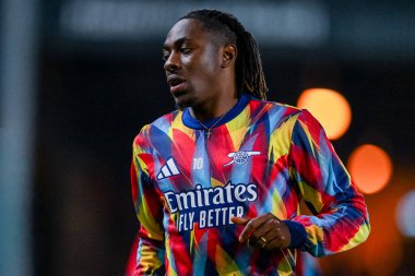 Arsenal 'den Eberechi Eze, 24 Eylül 2025' te İngiltere 'nin Burslem kentinde oynanan 3. Carabao Kupası karşılaşmasından önce ısınıyor.
