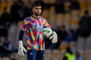 Arsenal 'den David Raya, 24 Eylül 2025' te Vale Park, Burslem, İngiltere 'de oynanan 3. Carabao Kupası karşılaşması öncesinde ısınıyor.