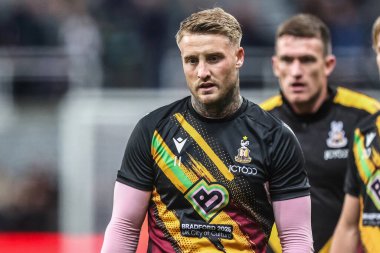 Bradford City 'den Stephen Humphrys, Carabao Kupası 3. Raundda oynanan karşılaşma öncesi ısınma maçında Newcastle United ile Bradford City, St. James' s Park, Newcastle, İngiltere, 24 Eylül 2025 