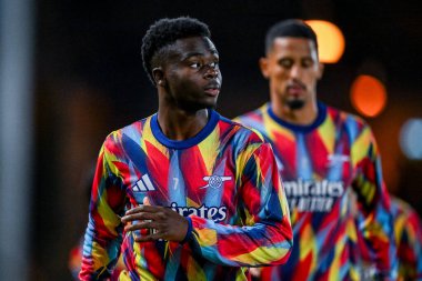 Arsenal 'den Bukayo Saka, 24 Eylül 2025' te İngiltere, Burslem 'deki Vale Park' ta oynanan 3. Carabao Kupası karşılaşması öncesinde ısınıyor.