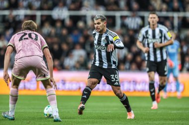Newcastle 'dan Bruno Guimaraes Bradford City' den Tommy Leigh 24 Eylül 2025 'te St.James' s Park, Newcastle 'da oynanan 3. Carabao Kupası karşılaşmasında topu sürüyor. 