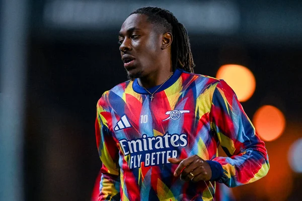 Arsenal 'den Eberechi Eze, 24 Eylül 2025' te İngiltere 'nin Burslem kentinde oynanan 3. Carabao Kupası karşılaşmasından önce ısınıyor.