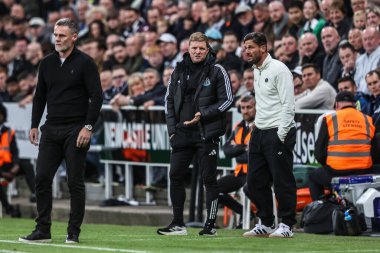 Newcastle United 'ın teknik direktörü Eddie Howe, 24 Eylül 2025' te İngiltere 'nin Newcastle şehrinde oynanan Carabao Kupası 3. tur karşılaşmasında takım talimatlarını verir. 
