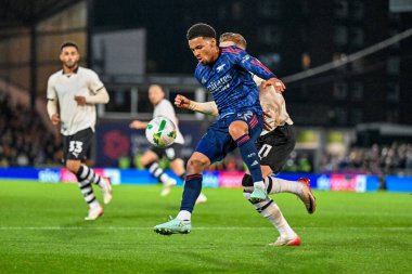 Arsenal 'den Ethan Nwaneri, 24 Eylül 2025' te İngiltere, Burslem 'deki Vale Park' ta oynanan Carabao Kupası 3. Raundda Arsenal maçında topu kontrol ediyor.