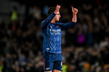 Arsenal 'den Declan Rice, 24 Eylül 2025' te İngiltere 'nin Burslem kentindeki Vale Park' ta oynanan 3. Carabao Kupası karşılaşmasında gezgin taraftarları kabul ediyor.