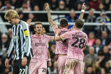Bradford City 'den Andy Cook, 24 Eylül 2025' te St.James 's Park, Newcastle, İngiltere' de oynanan 3. Carabao Kupası karşılaşmasında 3-1 kazanma hedefini kutluyor. 